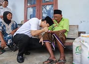 Bupati Trenggalek Mochamad Nur Arifin saat menyerahkan secara langsung bantuan pangan beras kepada salah satu warga penerima manfaat, Rabu (23/7/2025).