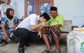 Bupati Trenggalek Mochamad Nur Arifin saat menyerahkan secara langsung bantuan pangan beras kepada salah satu warga penerima manfaat, Rabu (23/7/2025).