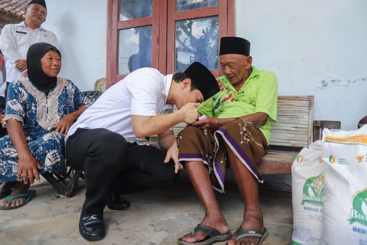 Bupati Trenggalek Mochamad Nur Arifin saat menyerahkan secara langsung bantuan pangan beras kepada salah satu warga penerima manfaat, Rabu (23/7/2025).